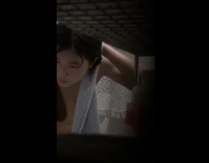 近所の脱衣所を覗いたら巨乳が撮れた