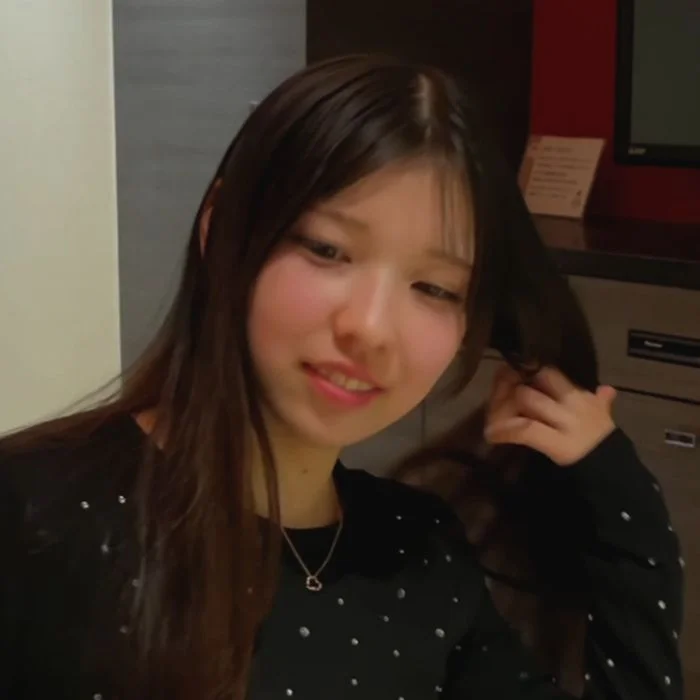 I want to date such a cute 19-year-old.