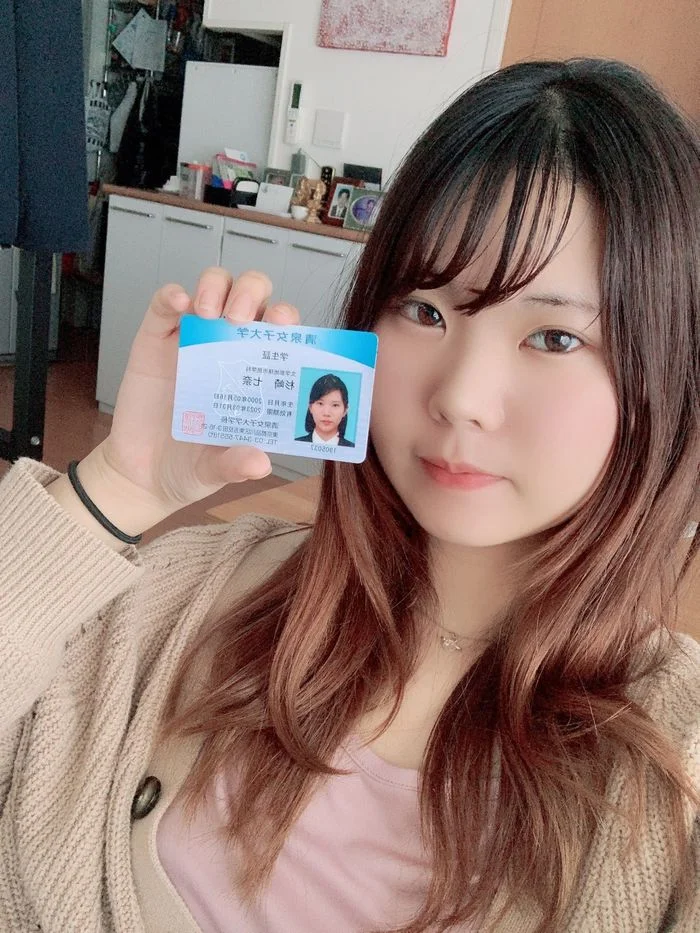 ZIP 18歲E罩杯變態女孩的私人視頻套裝