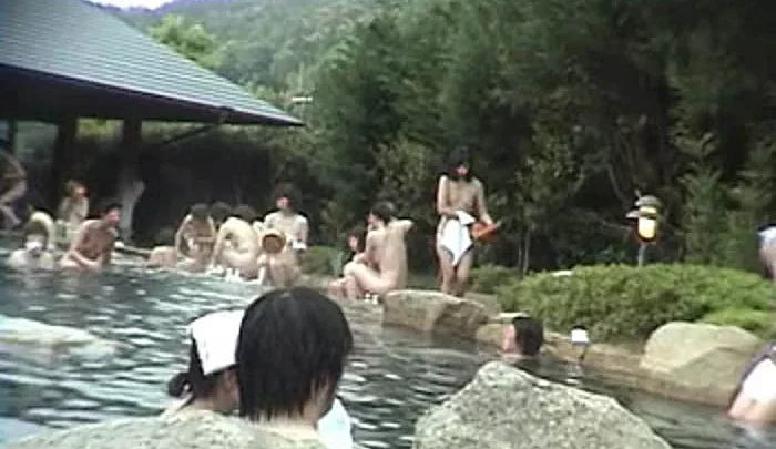 【某-溫泉設施】自然豐富的大露天浴池☆女浴室偷拍 ♡ ③（20分鐘）