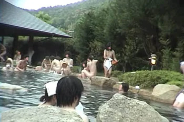 【某-溫泉設施】自然豐富的大露天浴池☆女浴室偷拍 ♡ ③（20分鐘）